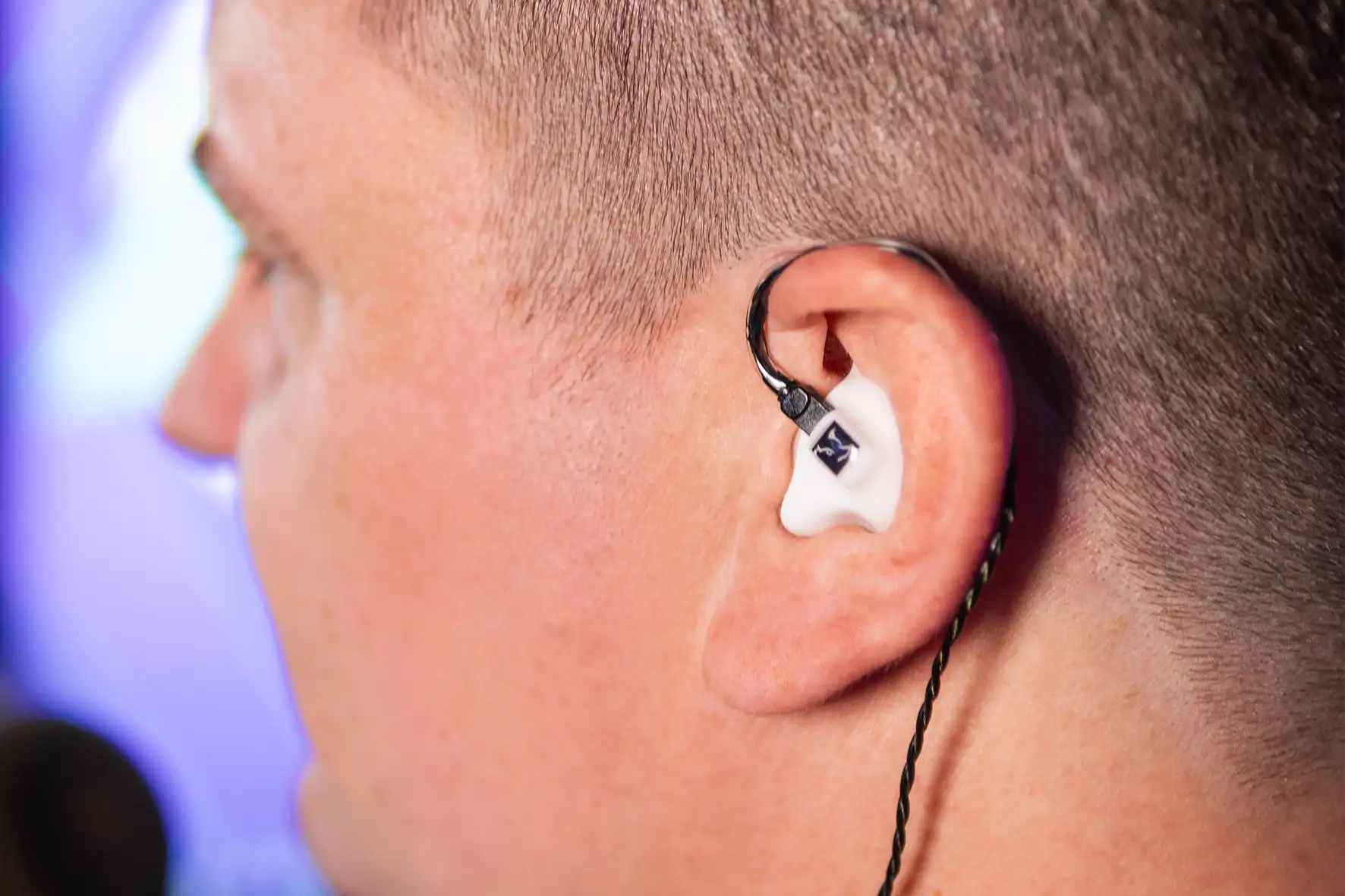 Kabelführung von Custom In-Ears hinter das Ohr